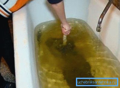 Se l'acqua va male in tutto l'appartamento, si tratta di rompere l'intero sistema fognario Se l'acqua va male in tutto l'appartamento, si tratta di rompere l'intero sistema fognario