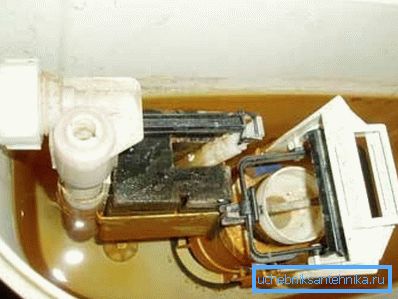 Se l'acqua scorre costantemente nella tazza, è necessario sostituire la membrana di tenuta. Se l'acqua scorre costantemente nella tazza, è necessario sostituire la membrana di tenuta.