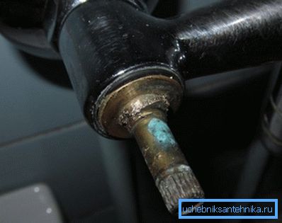 Se hai provato tutti i metodi, ma ancora, il rubinetto della boccola non è svitato, rimane solo per forarlo con attenzione alla fine e rompere le parti fuori dal mixer Se hai provato tutti i metodi, ma ancora, il rubinetto della boccola non è svitato, rimane solo per forarlo con attenzione alla fine e rompere le parti fuori dal mixer