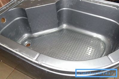 Ci sono anche prodotti in metallo rivestiti con agenti protettivi che impediscono gli effetti dannosi dell'acqua. Ci sono anche prodotti in metallo rivestiti con agenti protettivi che impediscono gli effetti dannosi dell'acqua.