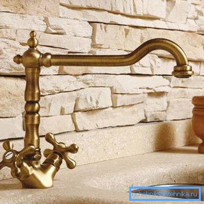 Rubinetto di bronzo retrò estetico si adatta perfettamente con un lavandino in pietra artificiale.