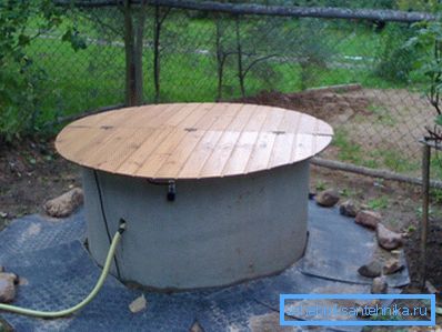 Questa copertura è assemblata dalla fodera in legno sul telaio della barra. Questa copertura è assemblata dalla fodera in legno sul telaio della barra.