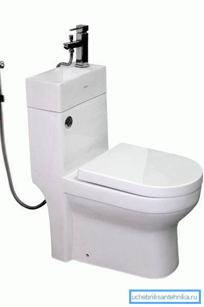 Questa soluzione consente di non occupare troppo spazio e di non installare un lavandino separato, ma vale la pena ricordare che la dimensione della tazza è piccola, il che crea disagi nel processo di utilizzo Questa soluzione consente di non occupare troppo spazio e di non installare un lavandino separato, ma vale la pena ricordare che la dimensione della tazza è piccola, il che crea disagi nel processo di utilizzo