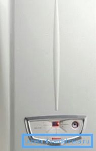 Questo apparecchio compatto sostituisce l'intero locale caldaia. Questo apparecchio compatto sostituisce l'intero locale caldaia.