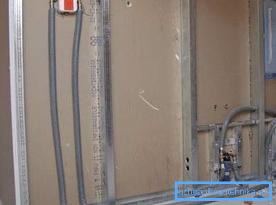 Le false pareti del muro a secco bruciano bene, quindi è molto rischioso montare il cablaggio senza un involucro Le false pareti del muro a secco bruciano bene, quindi è molto rischioso montare il cablaggio senza un involucro