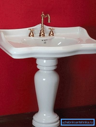 La porcellana è l'ideale per gli interni nel vecchio stile. La porcellana è l'ideale per gli interni nel vecchio stile.