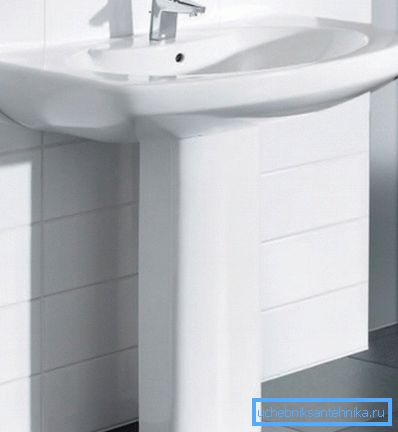 Lavabo in porcellana con piedistallo. Lavabo in porcellana con piedistallo.