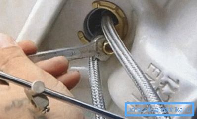 Fissaggio del dispositivo con un perno e un dado Fissaggio del dispositivo con un perno e un dado