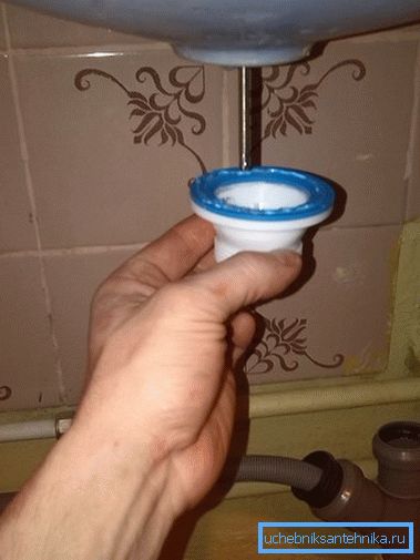 Fissare la griglia di scarico Fissare la griglia di scarico