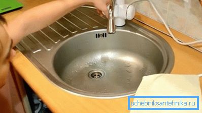 Fissare il riscaldatore di flusso al lavandino Fissare il riscaldatore di flusso al lavandino