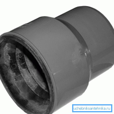 Raccordo - passaggio a un tubo di ghisa dalla plastica Raccordo - passaggio a un tubo di ghisa dalla plastica