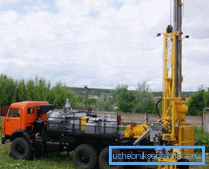 Foto del trapano sulla base della macchina KAMAZ Foto del trapano sulla base della macchina KAMAZ