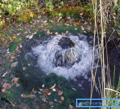Foto di una fonte d'acqua che sgorga dal terreno Foto di una fonte d'acqua che sgorga dal terreno
