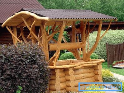 Foto di una fonte decorativa in legno, fatta a mano.