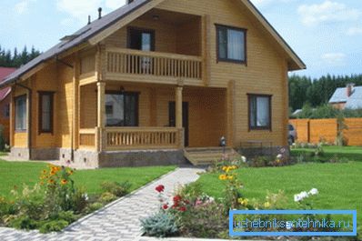 Foto di una casa in legno. Foto di una casa in legno.