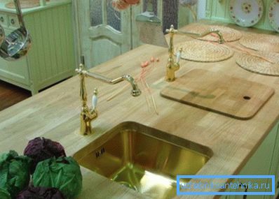 Foto di un tavolo di legno sotto il lavandino. Foto di un tavolo di legno sotto il lavandino.