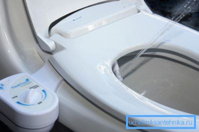Foto di doccia igienica incorporata nel coperchio. Foto di doccia igienica incorporata nel coperchio.