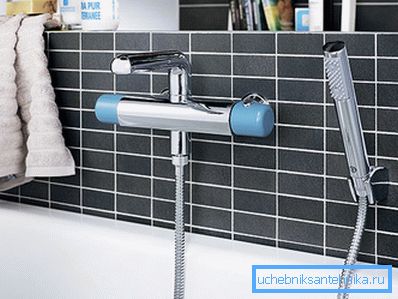 Foto di prodotti per il bagno: oltre al rubinetto, c'è anche un tubo doccia Foto di prodotti per il bagno: oltre al rubinetto, c'è anche un tubo doccia