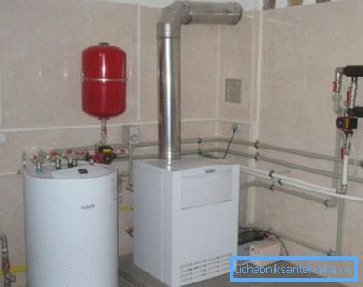 Foto di un locale caldaia in una casa privata. Foto di un locale caldaia in una casa privata.