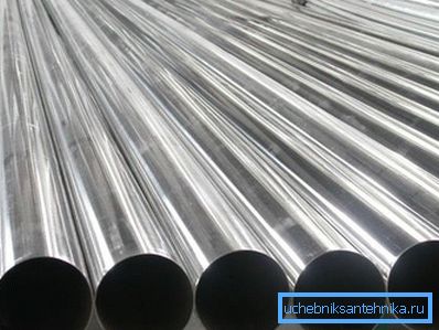 Foto di tubi metallici per impianti di riscaldamento Foto di tubi metallici per impianti di riscaldamento