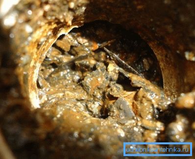 Foto di incrostazioni e ruggine nei circuiti di riscaldamento Foto di incrostazioni e ruggine nei circuiti di riscaldamento