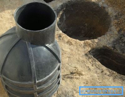 Foto cassone di plastica vicino alla fossa Foto cassone di plastica vicino alla fossa