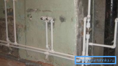Foto cablaggio da tubi in polipropilene. Foto cablaggio da tubi in polipropilene.