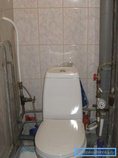 Foto cablaggio nella toilette.