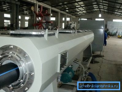 Foto dal laboratorio per la produzione di tubi in polietilene a bassa pressione Foto dal laboratorio per la produzione di tubi in polietilene a bassa pressione