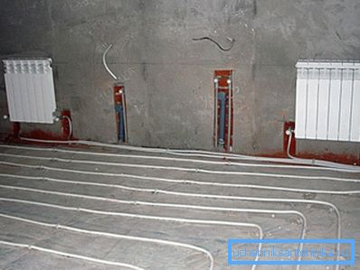 Foto di un sistema di riscaldamento a pavimento fatto di tubi metallici Foto di un sistema di riscaldamento a pavimento fatto di tubi metallici