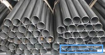 Foto di un magazzino di tubi metallici. Foto di un magazzino di tubi metallici.