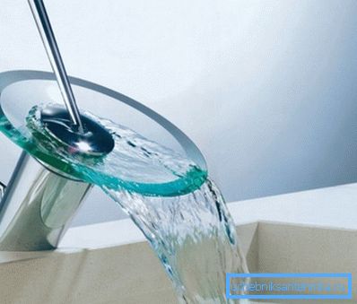 Foto del mixer per il lavandino. Foto del mixer per il lavandino.