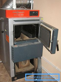 Foto di una moderna stufa a combustibile solido Foto di una moderna stufa a combustibile solido