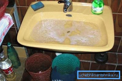 Foto di acqua che è diventata nel lavandino Foto di acqua che è diventata nel lavandino