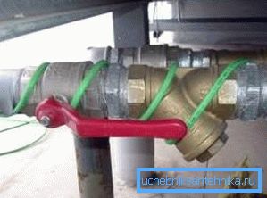 Foto del cavo elettrico installato per il riscaldamento dell'acqua Foto del cavo elettrico installato per il riscaldamento dell'acqua