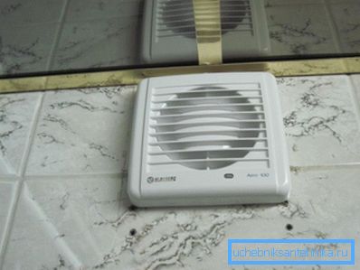 Foto del ventilatore installato nel bagno Foto del ventilatore installato nel bagno