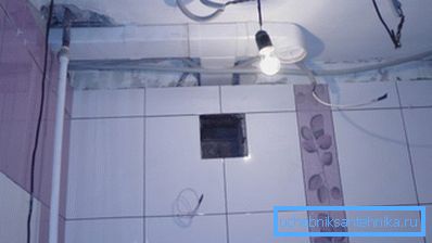 Foto della bocca nel bagno Foto della bocca nel bagno