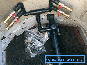 Foto di tubi di plastica incorporati nella rete idrica generale Foto di tubi di plastica incorporati nella rete idrica generale
