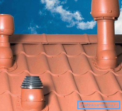 La foto esce dai tubi di ventilazione in un cottage di campagna La foto esce dai tubi di ventilazione in un cottage di campagna