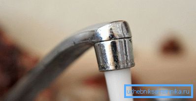 Foto proveniente dalla pressione dell'acqua dal rubinetto Foto proveniente dalla pressione dell'acqua dal rubinetto