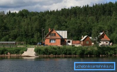 Foto di un cottage di campagna vicino al fiume