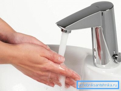 La fotocellula accende l'acqua quando porta le mani al rubinetto La fotocellula accende l'acqua quando porta le mani al rubinetto