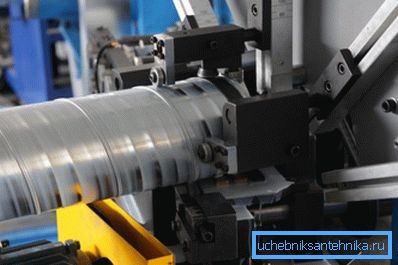 Frammento del flusso di lavoro, puoi vedere come i rulli stanno rotolando in metallo per una maggiore tenuta Frammento del flusso di lavoro, puoi vedere come i rulli stanno rotolando in metallo per una maggiore tenuta