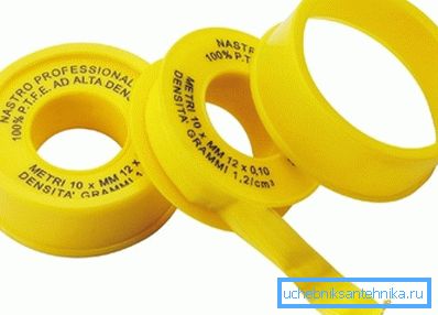 Fum-tape: il materiale più comune per i collegamenti filettati dei radiatori Fum-tape: il materiale più comune per i collegamenti filettati dei radiatori