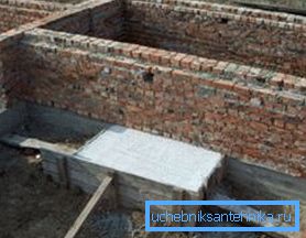 La fondazione per il camino dovrebbe essere fornita anche quando si pone la casa La fondazione per il camino dovrebbe essere fornita anche quando si pone la casa