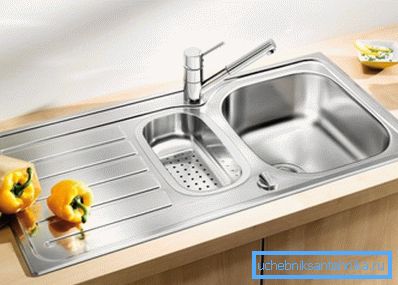 Lavaggio funzionale della superficie con due ciotole e una superficie per il flusso dell'acqua. Lavaggio funzionale della superficie con due ciotole e una superficie per il flusso dell'acqua.