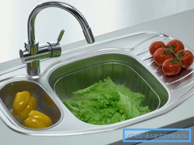 Lavello inox funzionale con vasca principale e aggiuntiva. Lavello inox funzionale con vasca principale e aggiuntiva.