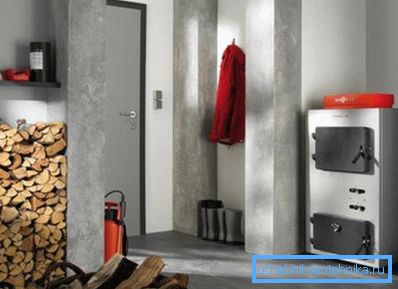 Le dimensioni del forno consentono alla caldaia di funzionare fino a 8 ore senza cambiare carburante Le dimensioni del forno consentono alla caldaia di funzionare fino a 8 ore senza cambiare carburante