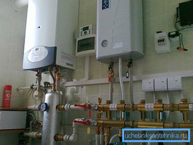 La caldaia a gas Ariston può essere parte di una rete di riscaldamento combinata con una caldaia elettrica di riserva La caldaia a gas Ariston può essere parte di una rete di riscaldamento combinata con una caldaia elettrica di riserva