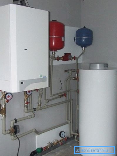Caldaia a gas con un serbatoio collegato separatamente Caldaia a gas con un serbatoio collegato separatamente